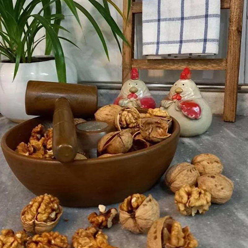 ظرف گردوشکن به همراه چکش طرح چوب